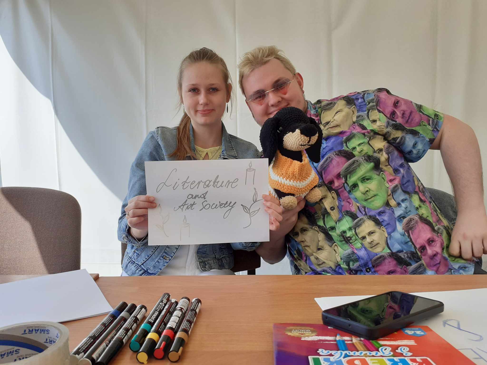 zdjęcie studentów z rysunkiem