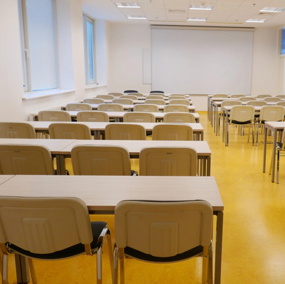 pusta sala wykładowa